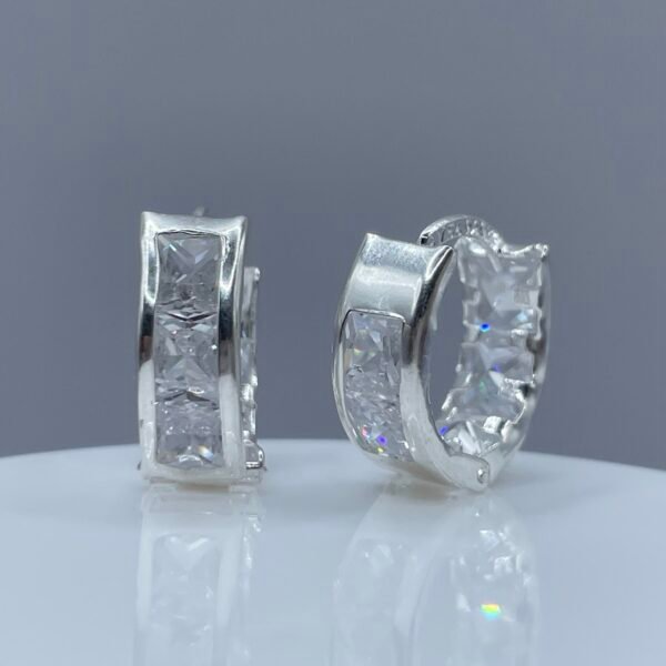 Aretes Huggies Basico Zirconia Grande Plata .925