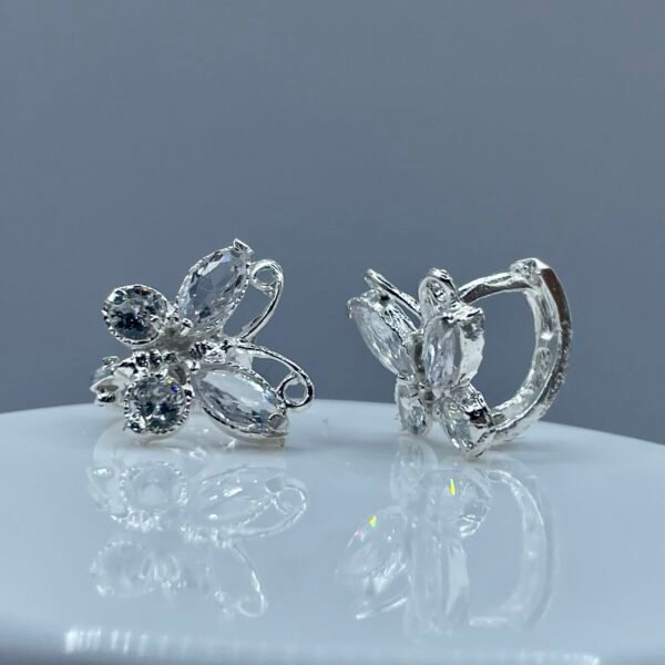Aretes Huggies Mariposa Blanca